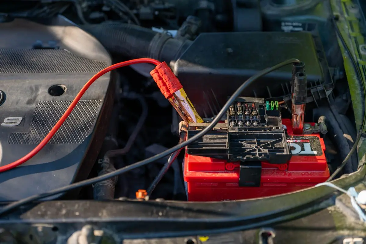 Motor bölmesinde akü kutup başları ve kablo bağlantıları